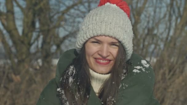 Ung Grinende Kvinde Glæder Sig Den Første Sne Kaster Snebold – Stock-video