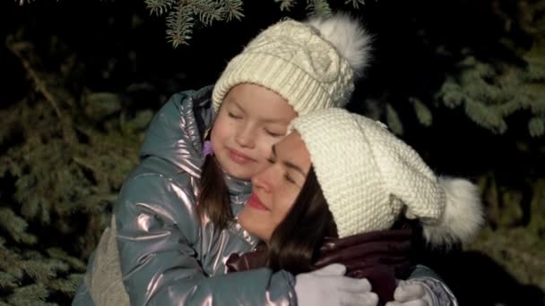 Caminhe Floresta Inverno Uma Menina Anos Abraça Suavemente Sua Mãe — Vídeo de Stock