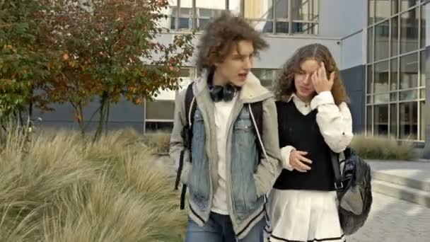 Δύο Χαριτωμένοι Μαθητές Λυκείου Ένας Άντρας Και Ένα Κορίτσι Περπατούν — Αρχείο Βίντεο