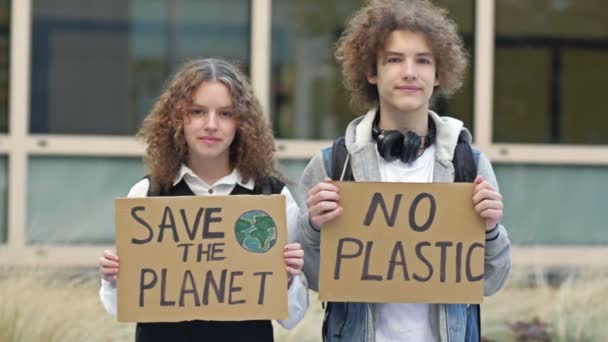 Двое Подростков Мальчик Девочка Держат Таблички Planet Plastic Молодое Поколение — стоковое видео