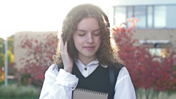 Portrait Teen Girl Listening Music Using Her Headphones — Stock Video