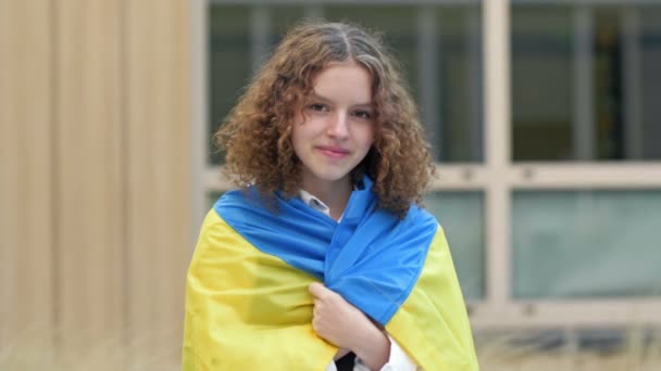 Portret Licealistki Ukraińską Flagą Ramionach Wiara Zwycięstwo — Wideo stockowe