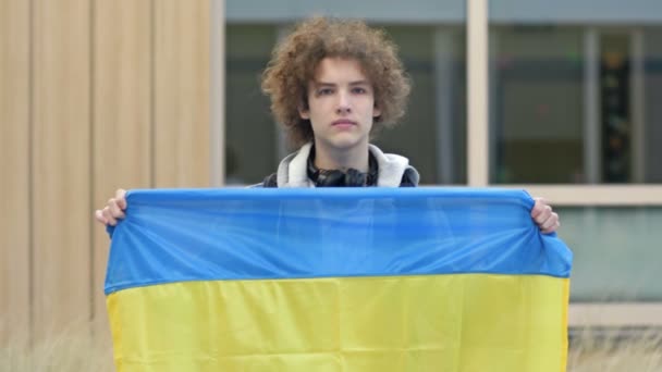 Старшокласник Тримає Прапор України — стокове відео