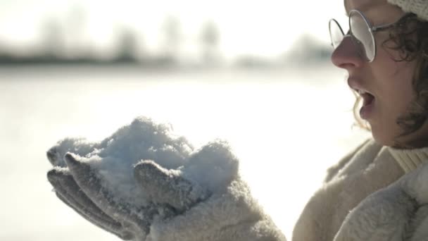 Adolescente Joyeuse Dans Chapeau Tricoté Blanc Souffle Neige Ses Paumes — Video