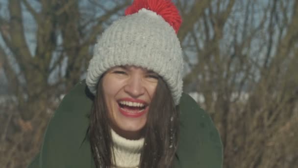 Ung Skrattande Kvinna Gläds Den Första Snön Och Kastar Snöboll — Stockvideo