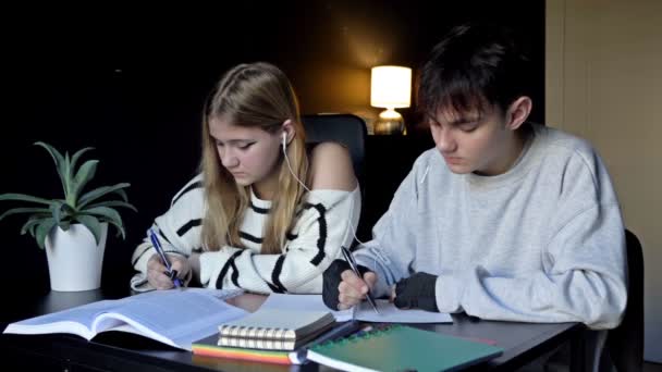 Dwoje Licealistów Chłopiec Dziewczynka Szykują Się Studiów Razem Tłumaczenie — Wideo stockowe