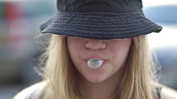 Tinédzser Lány Kalapot Húzott Szemére Felfújt Egy Nagy Rágógumit Amíg — Stock videók
