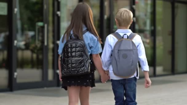 Schulfreundschaft Ein Junge Und Ein Mädchen Grundschüler Gehen Händchenhaltend Aus — Stockvideo