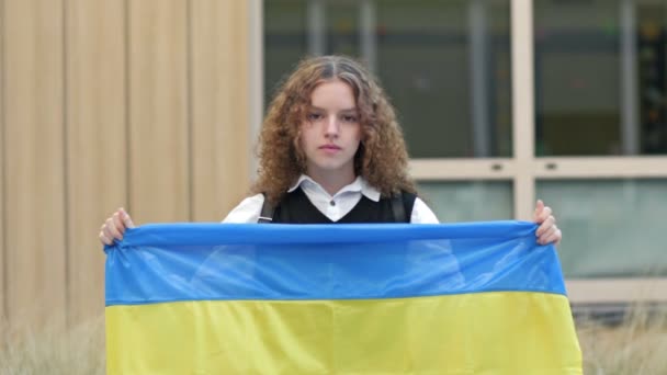 高校生はウクライナの国旗を持っている — ストック動画