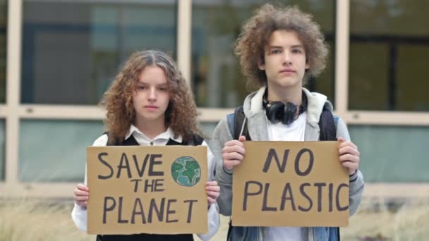 Dwoje Nastolatków Chłopiec Dziewczynka Trzymają Uratuj Planeta Żadnych Znaków Plastycznych — Wideo stockowe