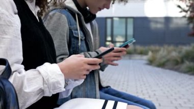 İki lise öğrencisi, bir oğlan ve bir kız, okul bahçesinde bir bankta oturuyorlar. Her gencin elinde kendi akıllı telefonu vardır. Gençlerin yeni teknolojik eğilimlere olan tutkusu. 4K.