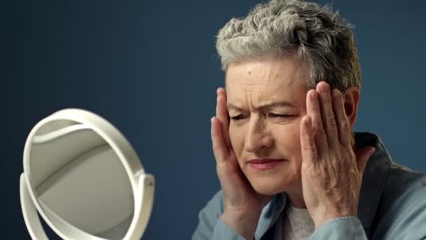 Una Anciana Cabello Gris Examina Cuidadosamente Reflejo Espejo Tocando Ligeramente — Vídeos de Stock