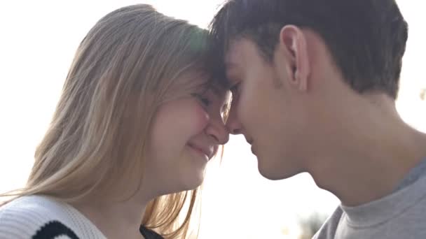 恋のティーンエイジャーのペアは 優しく彼らの鼻で互いに触れ スタンド 最初の愛 — ストック動画