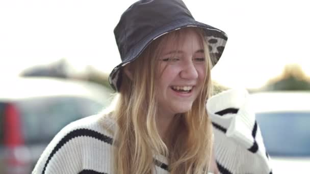 Adolescente Loira Feliz Anos Chapéu Uma Rua Cidade Adolescência — Vídeo de Stock
