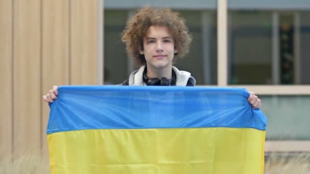 Uczeń Liceum Trzymać Flagę Ukrainy Tłumaczenie — Wideo stockowe
