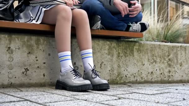 Двоє Симпатичних Школярів Хлопець Дівчина Сидять Лавці Шкільному Подвір Підлітки — стокове відео
