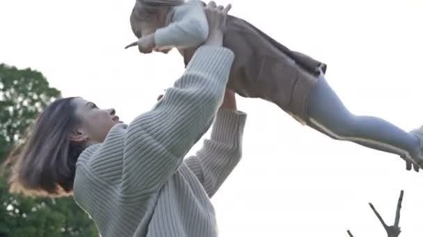 Gün Batımında Yaz Parkında Oynayan Kızıyla Eğlenen Bir Kadın Anne — Stok video