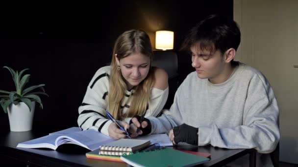 两个高中学生 一个男生 一个女生 一起准备上大学课程 青少年们玩得很开心 初恋4K — 图库视频影像