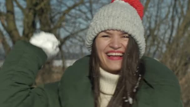 Портрет Веселой Молодой Женщины Играющей Кем Снежки — стоковое видео