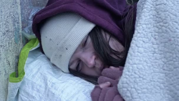 无家可归的年轻妇女睡在街上 她衣衫褴褛 躺在冰冷的地上 冻僵了 — 图库视频影像