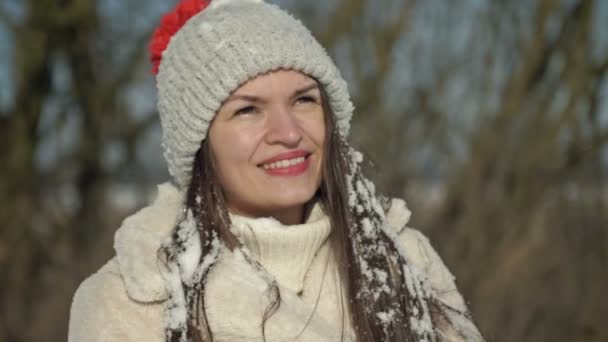 Piękna Młoda Kobieta Cieszy Się Słonecznym Zimowym Dniem Śniegiem Tłumaczenie — Wideo stockowe