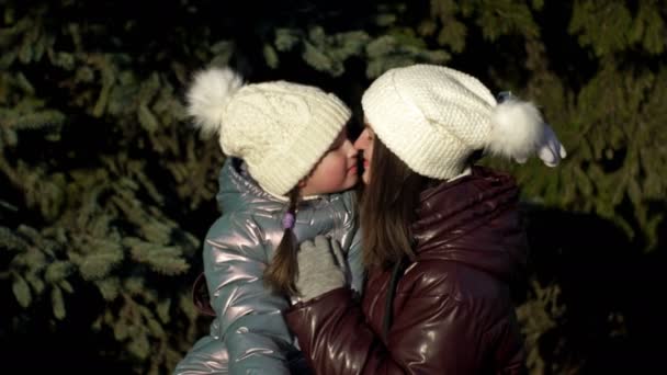 一个7 8岁的年轻女子和一个7 8岁的女孩温柔地相互拥抱 妈妈我女儿在冬天的森林里散步 家庭假期 — 图库视频影像
