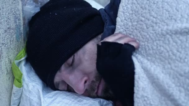 Bezdomny Śpi Ulicy Słabo Brudnie Ubrany Zamarza Leżąc Zimnej Ziemi — Wideo stockowe