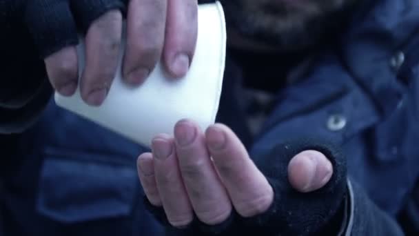 Hidegben Reszkető Hajléktalan Megszámolja Alamizsnából Összegyűjtött Érméket — Stock videók