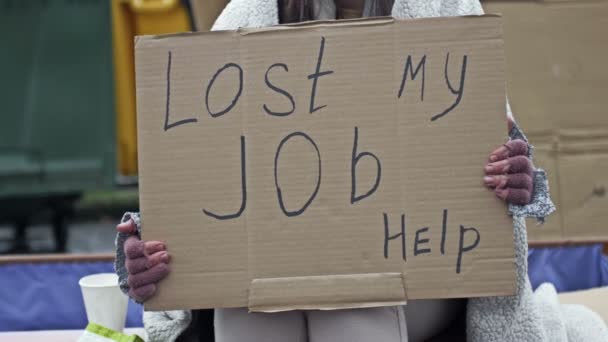 Молода Жінка Сидить Чашкою Благання Тримає Ручний Плакат Lost Job — стокове відео