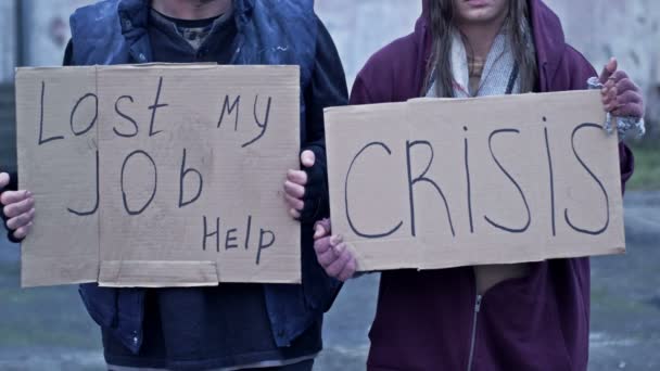 단정하지 사람이 Crisis 손으로 포스터를 거리에 있었고 도움을 잃었다 — 비디오