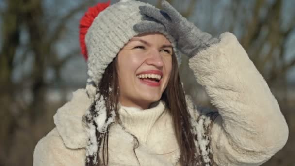 年轻的笑着的女人为第一场雪和冬天的大气候感到高兴 — 图库视频影像