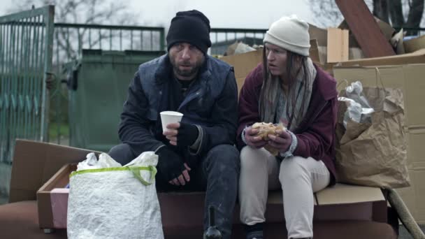 Два Грязных Плохо Одетых Бездомных Человека Мужчина Женщина Сидят Кучи — стоковое видео
