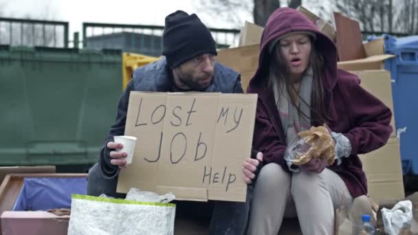 노숙자 쓰레기통 있습니다 남자와 여자는 가난하고 더러운 옷차림을 남자는 구걸용 — 비디오