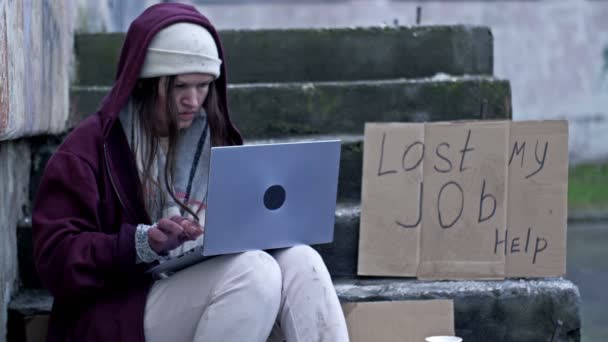 Žena Bez Domova Chvějící Zimou Laptopem Klíně Sedí Kartonu Mezi — Stock video