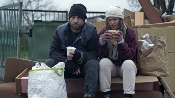 Dwóch Brudnych Źle Ubranych Bezdomnych Mężczyzna Kobieta Siadają Przy Stercie — Wideo stockowe
