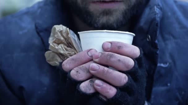 Egy Hajléktalan Aki Reszket Hidegtől Egy Papírpoharat Tart Mocskos Kezében — Stock videók