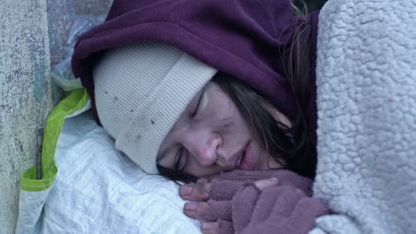 Mladá Bezdomovkyně Spí Ulici Špatně Špinavě Oblečená Zamrzá Když Leží — Stock video