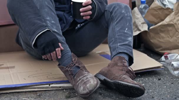 Ein Obdachloser Der Einem Müllberg Sitzt Hält Seinen Schmutzigen Zitternden — Stockvideo