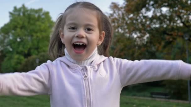 Yaz Parkında Oynayan Yaşında Bir Kızın Portresi — Stok video