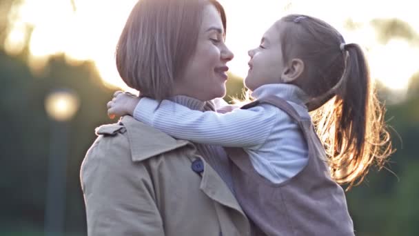 Una Adorable Dulce Niña Abraza Joven Madre Durante Paseo Por — Vídeo de stock