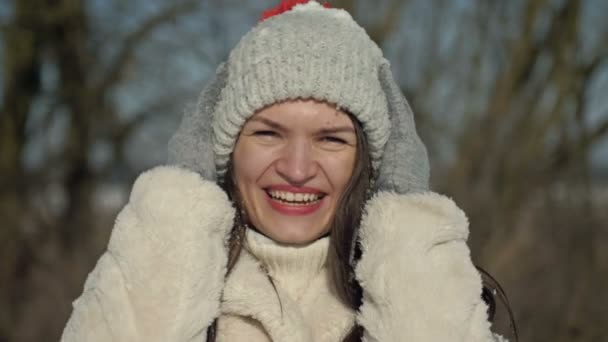 年轻的笑着的女人为第一场雪和冬天的大气候感到高兴 — 图库视频影像