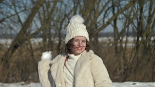 Adolescente Joyeuse Dans Bonnet Tricot Blanc Des Lunettes Lance Une — Video