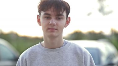 Şehir sokaklarında genç portresi. 4K.