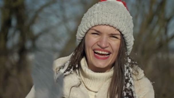 Junge Frau Schneebedeckt Winkt Fröhlich Jemandem Sie Freut Sich Über — Stockvideo