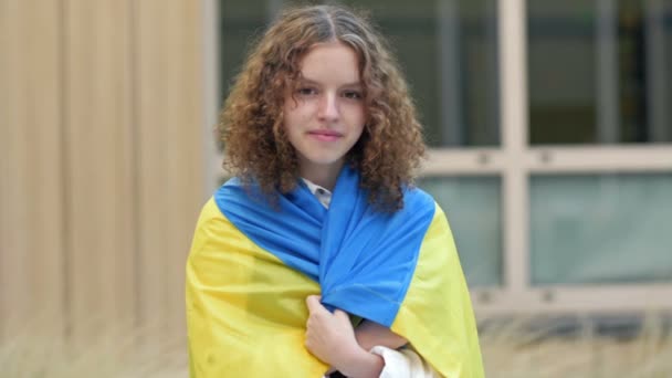 우크라이나 국기를 어깨에 고등학생의 승리에 — 비디오