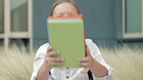 Portrét Veselé Školačky Která Hravě Zakrývá Obličej Učebnicemi Zpátky Školy — Stock video