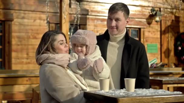 Rodzina Ferie Zimowe Koncepcja Uroczystości Szczęśliwa Matka Ojciec Córeczka Drinkami — Wideo stockowe