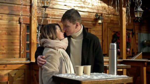 Schöne Junge Paar Auf Einem Weihnachtsmarkt Silvester Mit Heißen Getränken — Stockvideo