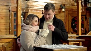 Birbirine aşık çiftler, Noel arifesini ya da yılbaşı arifesini kutluyorlar, bardaklarını kaldırıyorlar, dışarıdaki sıcak ceketleriyle kutlama yapıyorlar. 4K.