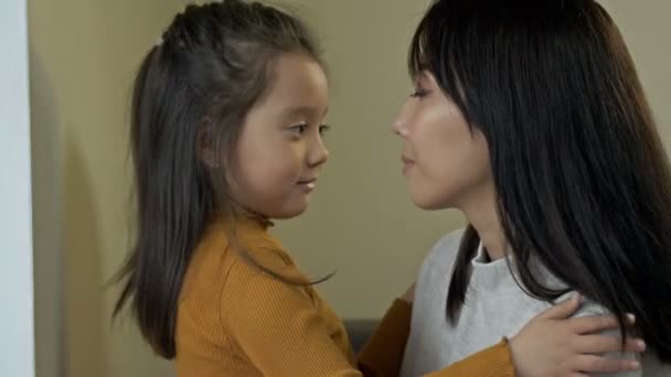 Mère Asiatique Embrasse Doucement Petite Fille Fête Des Mères — Video